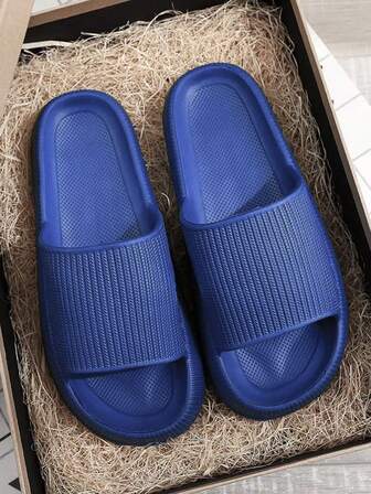 四季皆宜的流行侧镂空透气情侣拖鞋，厚实柔软舒适的凉拖，适合室内外穿着，防滑耐穿复古女凉鞋