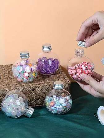 Minirunda plastbollflaskor med lock, tillverkade av förtjockat material, är lämpliga för underförpackning av mjölkte, godis och kalla drycker, och kan även användas som dekorativa flaskor för fester och sammankomster.