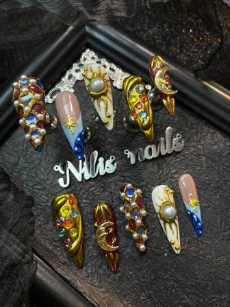 10件套尖头美甲套装，包含红色猫眼石、白色、金色、蓝色法式扎染美甲设计、3D立体水钻钢珠、月亮、星星美甲配件、彩色闪亮美甲宝石、手绘金属太阳和Y2K风格几何美甲图案，适合女性日常佩戴，可用于新年、派对等场合（内含：一块果冻胶和一条摩擦条）。美甲用品