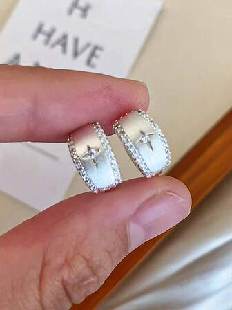 1对精致的四星磨砂耳环，时尚百搭，适合女性佩戴，款式简约。