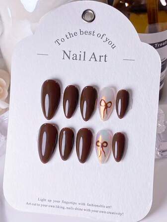 10片手工制作的杏仁形美甲贴片，棕色尖头设计，色彩柔和的粉彩色调，灵感源自极光效果，搭配手绘棕色蝴蝶结，简约时尚，尽显高端气质，适合各种场合。冬季主题单品。棕色美甲贴片可通过按压式美甲系统快速佩戴或卸除。