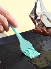 1支随机颜色烧烤油刷（多功能油刷，适用于烘焙和烹饪）。厨房必备！可用作家用油刷和面包刷，独特的油瓶设计使刷油更加方便。
