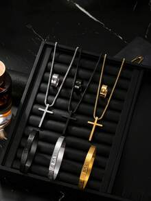 这款时尚休闲的男士不锈钢首饰套装包含三件套：蜘蛛戒指、十字架项链和罗马字母手链，适合男士日常佩戴、节日约会、订婚、婚礼等场合，也是馈赠亲友的理想之选。这款首饰套装可作为礼物送给爱人、丈夫和父亲。 - 3件蜘蛛首飾 - 查看 6