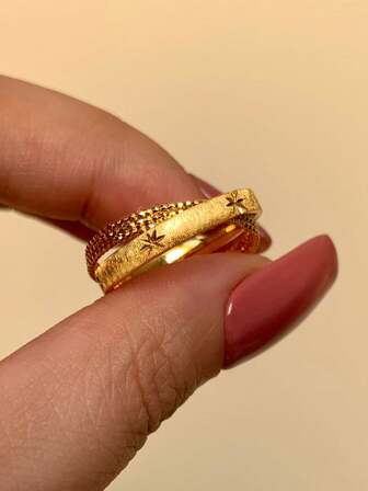 1枚优雅时尚四角星镀金戒指，适合女性日常、约会、派对佩戴，也是送给爱人或情人节的理想礼物。