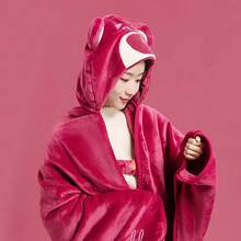 Miniso 草莓熊系列连帽休闲毯，珊瑚绒材质，加厚保暖，可爱卡通连帽设计，居家办公午睡毯，追剧毯，亲肤多功能毯（1 件装） - 粉色 - 查看 3