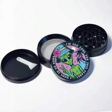 Moedor portátil manual em liga de zinco com design inspirado em férias de alienígenas (1 unidade), com quatro camadas, sem necessidade de eletricidade - perfeito para tabaco, um ótimo presente para homens e mulheres, ideal para aniversários e outras ocasiões especiais.