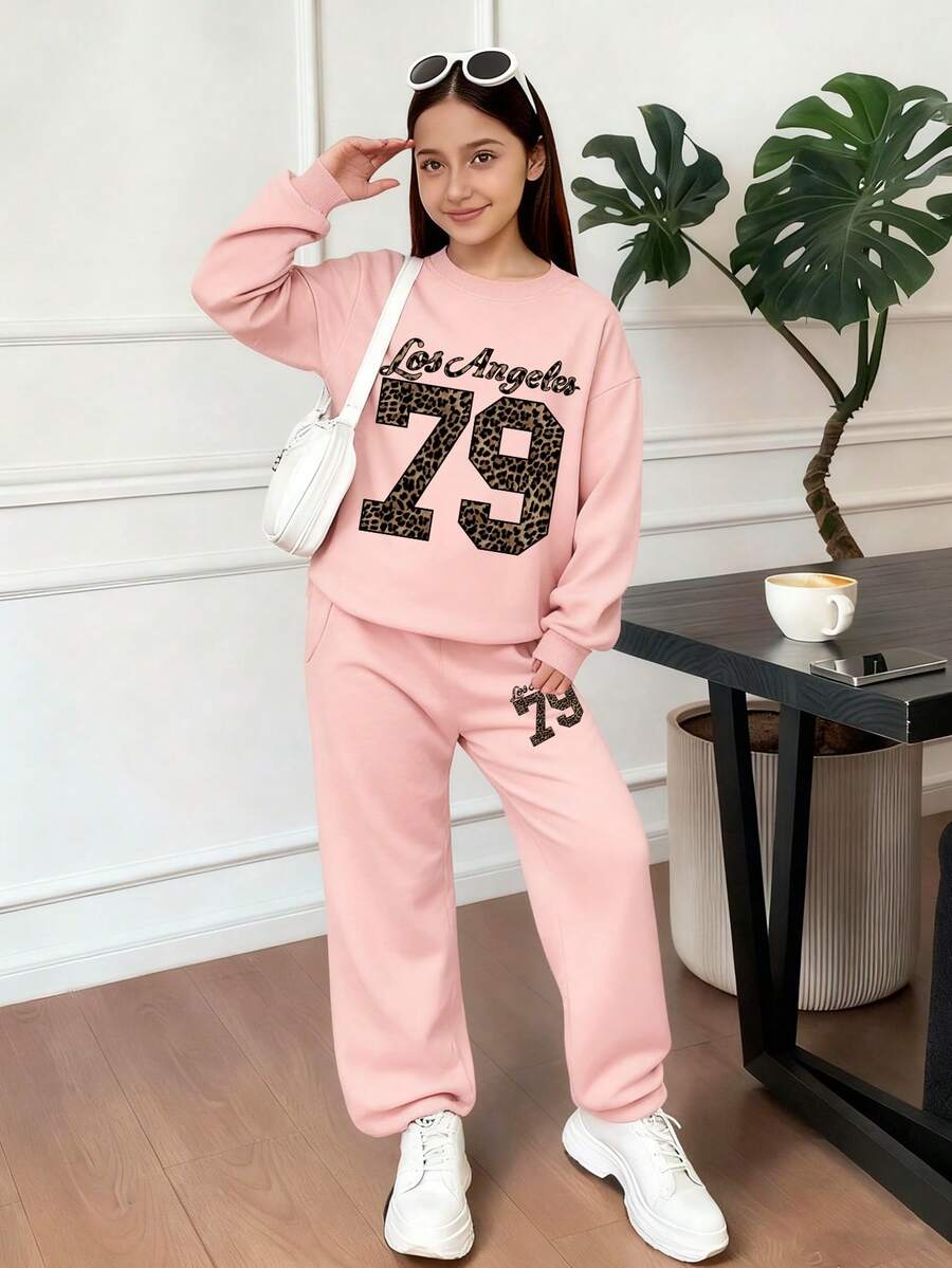 Bộ 2 món gồm áo nỉ cổ tròn in chữ graffiti và quần ống rộng cho bé gái, thích hợp mặc hàng ngày vào mùa thu hoặc đi học. - Hồng - Xem 1