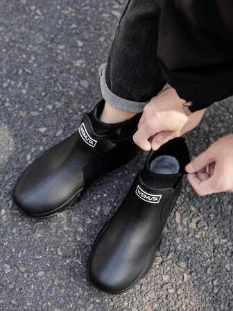 需要买大两码。女士短款雨靴，男女通用，带绒面，休闲工作保暖防水鞋，结实耐用的户外涉水鞋。