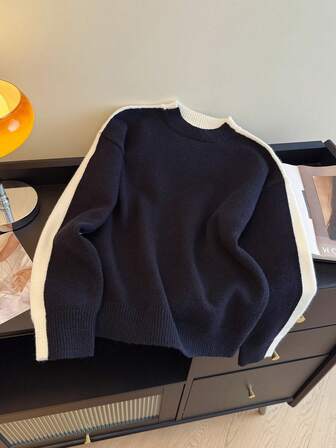 女士街头风撞色拼接超大款毛衣，时尚休闲百搭针织上衣，适合秋冬季穿着。