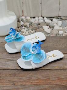 A Pair Of Children's Bohemian Vacation Style White And Blue Floral Flip-Flops Are Suitable For Summer, Weddings And Daily Outings, Parties And All-Day Comfortable Wear - Blue - View 2