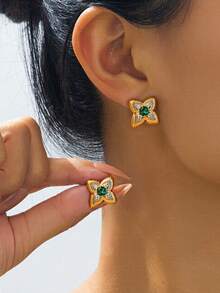 Um Par de Brincos de Flor com Zircônia Revestidos em Ouro 18k de Cobre Roscado, com Estilo da Corte Francesa, Temperamento de Luxo Leve, Brincos Estrelados para Mulheres, Adequados para Uso Diário e Reuniões - Brincos vintage de trevo de quatro folhas verde - Visão 6