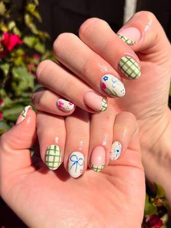 24片/套椭圆形蓝白格纹条纹短款美甲贴片。完美适合个性女孩、职业女性、派对、约会、日常佩戴和特殊场合。