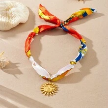 Colorful, Randomly Printed Silk Scarves And Ribbons Tied With Knots To Create A Necklace With Various Elements Such As Hearts, Moons, Suns, And Flowers. - 彩色 - 查看 5