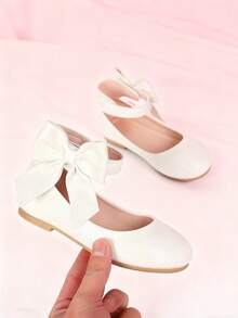Giày búp bê trẻ em có quai buộc cổ chân và nơ trang trí, thể hiện phong cách giày thanh lịch. - trắng - Xem 4