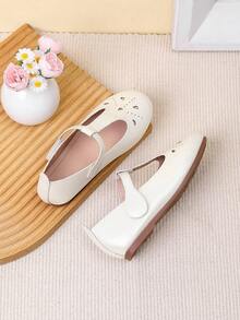 1 Pair Fashionable Spring/Autumn Girls Hollow Flat Shoes - White - View 2