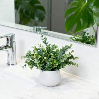 1/2 st konstgjord eukalyptusväxt i vit kruka, heminredningstillbehör, kan placeras på skrivbord, fönsterbräda för att skapa en naturlig atmosfär och höja hemmets atmosfär.