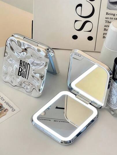 带灯LED翻转化妆镜，触控操作，可充电，可折叠便携，手持旅行化妆镜，小巧便携，适合旅行、化妆、居家使用，男女通用口袋大小双面放大化妆镜，可折叠，可放入钱包，是送给女性/母亲的绝佳礼物，也是情人节、母亲节的理想之选，可用于家居装饰、返校季房间装饰和学习用品。