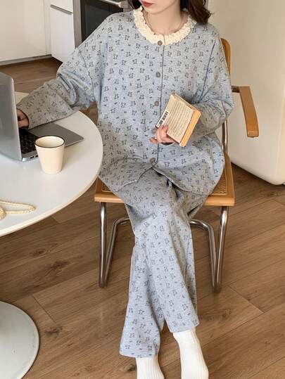 两件套女士睡衣套装，长袖上衣印有可爱的熊和蝴蝶结图案，裤子也印有可爱的熊和蝴蝶结图案，舒适时尚的家居服，适合春、秋、冬三季穿着。