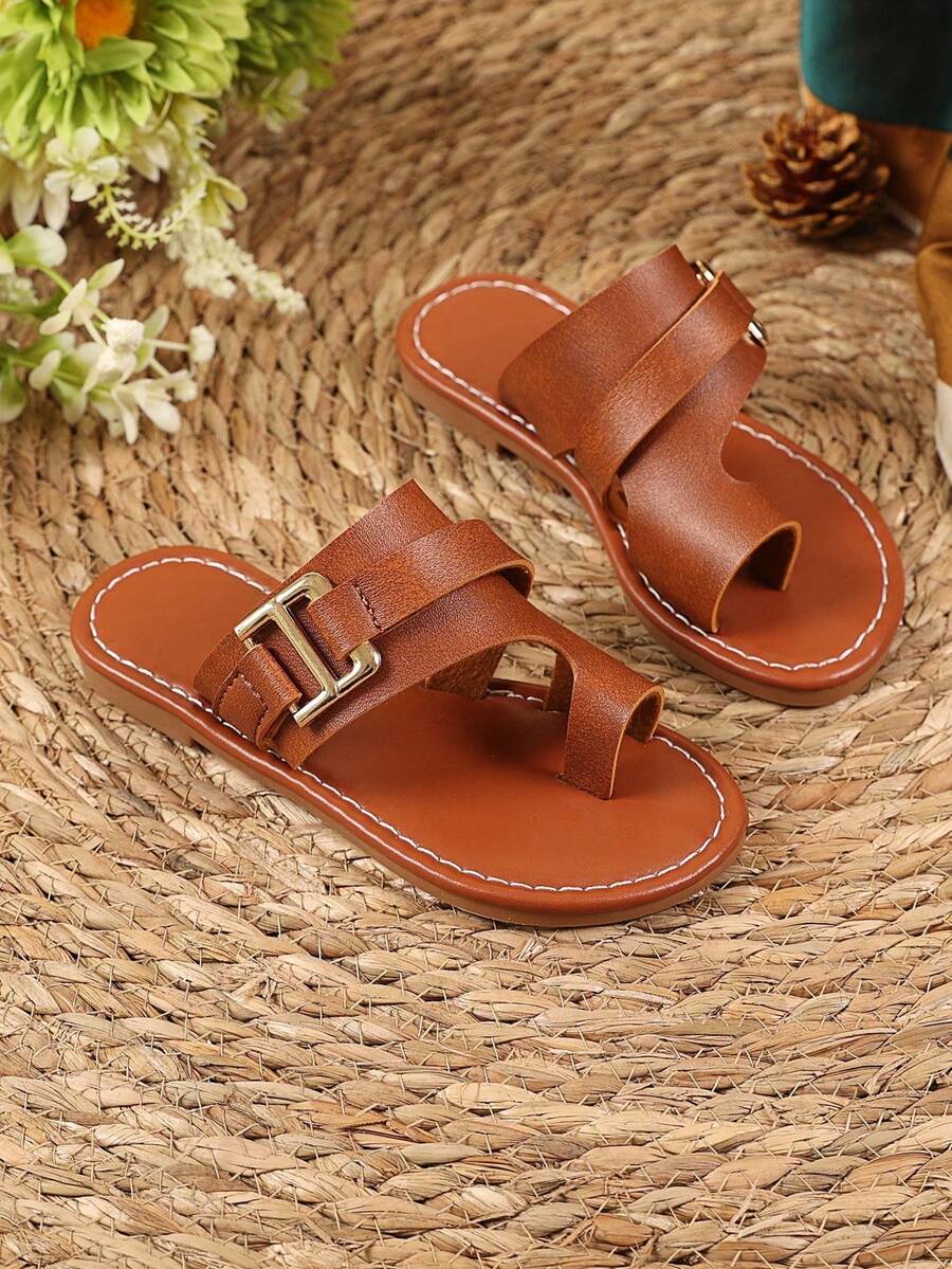 1 par de sandalias de moda para niños/niñas talla grande en color marrón, material de piel sintética de unicolor con parches, decoración de hebilla metálica brillante, puntera redonda, plana y antideslizante, estilo romano elegante y lindo, adecuado para niños y niñas de 3 a 15 años, para uso casual, fiesta, viaje, primavera/verano 2026 - Marrón - Ver 1