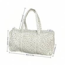 这款纯色印花儿童旅行包配有方便的提手和斜挎肩带，轻便易携，可挂在行李箱上或斜挎携带。