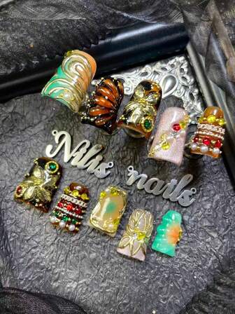 10片装短鸭子假指甲套装，粉色猫眼&棕色&绿色&橙色多色扎染风格，3D立体美甲水钻配件，彩色闪亮美甲宝石，手绘金属花朵&蝴蝶翅膀&几何图案美甲，Y2K风格图案，适合女性日常佩戴，也适合派对场合（内含：一块果冻胶和一条摩擦条）美甲用品