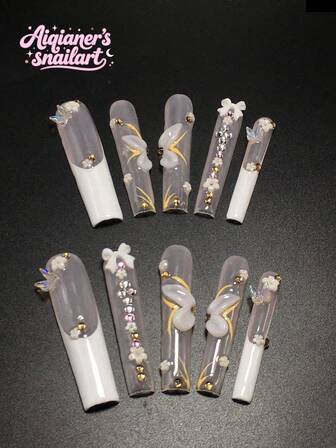 Varje set består av 10 handgjorda akrylpaneler i form av 2000-kistor, designade i fransk stil med strass, fjärilar och rosettdekorationer. Det finns flera färgalternativ tillgängliga, inklusive hudfärger. 3 storlekar som passar, lämplig för jul, fester, danser och vardagskläder. Levereras med ett nagelkit, vilket gör det till en idealisk present till press-on-naglar för damer och flickor.