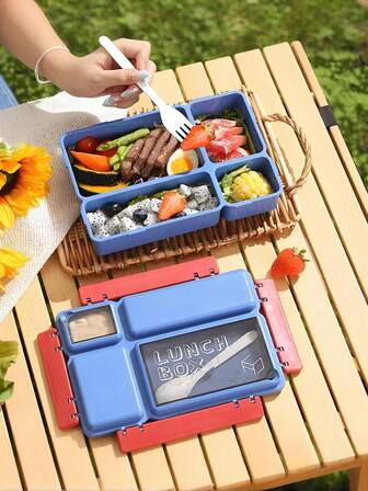 1个便携式儿童午餐盒，可微波炉加热，适合上班族使用。采用PP材质，轻巧美观，坚固耐用。防漏设计，多隔层结构，无异味，易于清洁。配有便捷提手和内置酱料盒（容量1150毫升）。