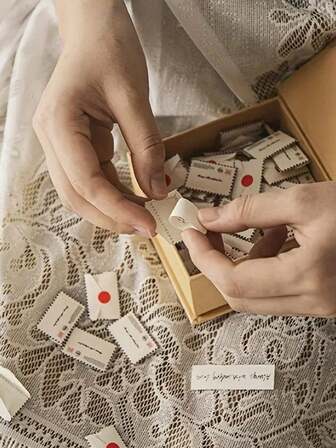 这款36件套迷你信封套装包含36张圆形贴纸、1个迷你情书信封礼盒、带自粘信封的迷你卡片以及浪漫的纸质礼品信封。它是送给朋友和父母的完美礼物，适合婚礼、情人节、异地恋、情书游戏、母亲节、周年纪念日和开学季等场合。