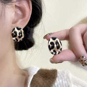 1 par de pendientes de botón ovalados con estampado de leopardo de moda