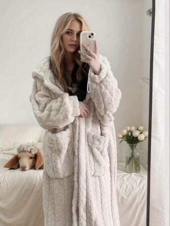 1Pc Women's Cozy Coral Fleece Hooded Robe - Warm And Soft Lounge Dress With Pockets, Machine Washable - Perfect For Fall And Winter