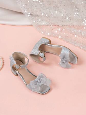 1 par de sandalias de cuña plateadas para niñas con diseño de moño, parte superior de PU suave y brillante, hebilla metálica en el talón, punta redonda, plataforma ligera y acolchada, estilo princesa de moda para uso casual y ocasiones