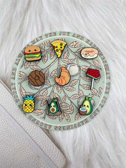 一套9件，包含羊角面包、牛油果、披萨等卡通图案的食物配饰，可用于凉鞋、手链、拖鞋、手机装饰，适合情侣、生日、节日礼物。