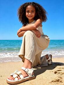 صنادل بنات أميرة ذات نمط جديد لصيف 2024، مزينة بفراشة مزدوجة وإكسسوارات من الراين، من جلد صناعي بيج ناعم القاع، مفتوحة الأصابع، مريحة وسهلة الارتداء والخلع، مناسبة للاستخدام اليومي والمدرسة والحفلات، ضرورية لصيف، موديلات بنات شعبية وأنيقة، هدية مثالية للعطلات - بيج - مشاهدة 7