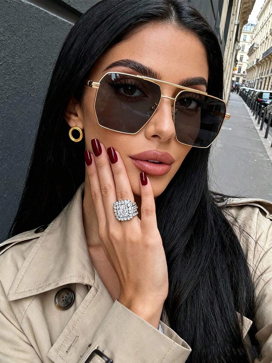 一副经典复古大框双梁方形时尚女式眼镜，适合户外旅行和海滩佩戴，秋冬季商务休闲基本款，也适合夏季海滩度假和户外旅行。 - 金色 - 查看 1