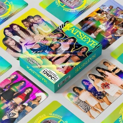Set de 124 de cărți foto cu grupul multinațional de fete KATSEYE | Mini cărți și autocolante LOMO Gabriella, Lana, Sophia, Manon, Yoon Chae, Mei | Colecție de fani K-POP Idol de înaltă definiție, față-verso, cea mai recentă serie de albume "TOXIC" și "Born To Shine", decorațiuni pentru albume și jurnal, articole de muzică pop, obiecte de colecție în ediție limitată, cadouri exclusive pentru fani, 2025