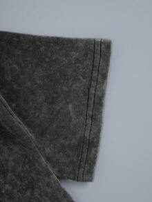 这款女士复古短袖T恤印有戴着超大亮粉色时尚眼镜的女性涂鸦图案。休闲短袖圆领T恤，非常适合居家日常穿着。水洗工艺赋予其高级质感。黑色 - 黑色 - 查看 4