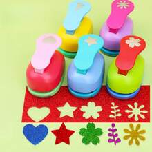 10色5.91*5.91英寸闪光纸，高品质闪光纸工艺套装，彩色纸艺套装，是手工制作和DIY项目的理想之选。套装包含压花工具、星形闪光折纸条、珠光纸，非常适合制作闪亮礼物和折纸书。