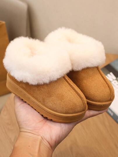 1 双婴儿保暖靴 - 提供经典黑色、舒适米色和暖棕色三种颜色。采用柔软舒适的材料制成，内衬保暖层，脚踝处饰有精美编织滚边，低帮设计，后跟配有拉袢，方便穿脱，平底设计，为宝宝在冬季提供双重保暖和舒适保护。