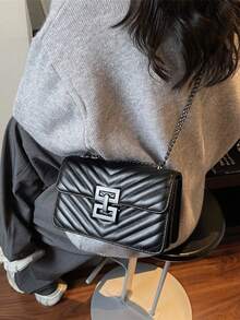 Bolso de cadena de metal acolchado en forma de V en negro: hereda profundamente el ADN del diseño clásico de talla grande de un siglo de antigüedad del estilo inspirado, con costuras acolchadas hechas a mano, un cierre de metal texturizado retro y una correa para el hombro de cadena desmontable, integrando propiedades versátiles y una textura de lujo ligera para crear un artículo de moda adecuado para el transporte diario. - Negro - Ver 2