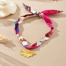 Colorful, Randomly Printed Silk Scarves And Ribbons Tied With Knots To Create A Necklace With Various Elements Such As Hearts, Moons, Suns, And Flowers. - 彩色 - 查看 4