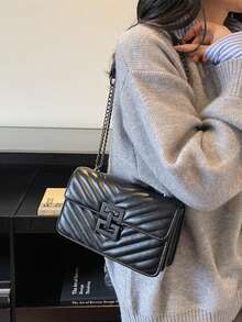 Bolso de cadena de metal acolchado en forma de V en negro: hereda profundamente el ADN del diseño clásico de talla grande de un siglo de antigüedad del estilo inspirado, con costuras acolchadas hechas a mano, un cierre de metal texturizado retro y una correa para el hombro de cadena desmontable, integrando propiedades versátiles y una textura de lujo ligera para crear un artículo de moda adecuado para el transporte diario. - Negro - Ver 5