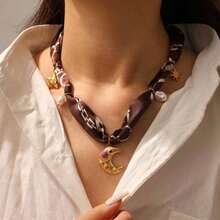 Colorful, Randomly Printed Silk Scarves And Ribbons Tied With Knots To Create A Necklace With Various Elements Such As Hearts, Moons, Suns, And Flowers. - 彩色 - 查看 2