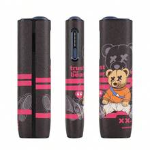 1 unidade de capa protetora decorativa antiqueda para IQO ILUMA/ILUMA I ONE ILUMAPRIME, caixa para 20 HeatSticks, acessório de moda, superfície em couro PU multicolorido com estampa de urso de anime Argyle, proteção completa de 360 graus, absorção de impacto, antiderrapante, ideal para fumantes, presente criativo para namorado(a) em aniversários, Ano Novo, Dia dos Namorados e Natal.