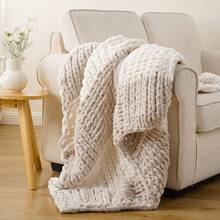 Battilo Beige Chunky Knit Throw Blanket, Soft And Thick Chenille Throw Blanket, 50x60 Handmade Knit Crochet Blanket, Cozy Knot Knitted Throw Blankets Couch Home Decor, Taupe - 米色和白色 - 查看 2