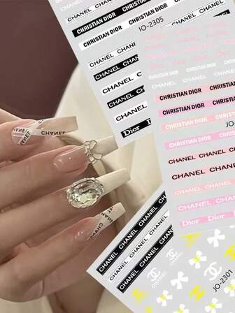 6片蝴蝶结美甲贴纸，欧美高端奢华简约设计，背面自带粘胶，方便粘贴于指甲，粘性强不易脱落，适合DIY美甲、美甲沙龙及居家美甲，时尚精致的蝴蝶结设计提升美甲造型，适合日常美甲、派对、约会、婚礼、节日等场合，多片装设计方便搭配，是美甲爱好者和美甲沙龙必备的创意装饰配件。