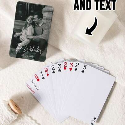Personligt anpassat fotopokerkortset (54 st) – Premium 8,8x5,7 cm spelkort med fotoutskrift i fullfärg, stöd för anpassning av landskap, husdjur, reseminnen och text (t.ex. "Bruden 08.10."). Inkluderar elegant presentask. Perfekt för par, vänner, lärare och familjer. Perfekt för alla hjärtans dag, bröllop eller årsdagar. Lämplig för fester, romantiska presenter eller minnesbevarande., Miniprylar, K-pop-fans