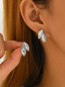 1 Pair Fashionable Gold Willow Leaf Stud Earrings, Simple Smooth Metallic Luster Delicate Small Design, Suitable For Various Styles To Enhance Elegance - Yellow Gold - View 3