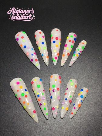 Varje set består av 10 handgjorda Y2K-nålar i akryl med hög klack, fransk design och strassdekoration, finns i flera toner och hudfärger. 3 storlekar, lämpliga för jul, fester, danser och vardagsbruk. Levereras med ett nagelkit, vilket gör det till en idealisk present till både damer och flickor som press-on-naglar.