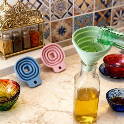 [¡Atención! Embudo plegable cuadrado] (Plegable y portátil, extremadamente práctico). Este embudo tiene un diseño cuadrado único que se puede plegar fácilmente, lo que lo hace conveniente de llevar. Ya sea en la cocina de casa o durante picnics al aire libre, siempre puede ayudarte a resolver el problema de verter ingredientes. ¡Una pequeña herramienta indispensable en la vida!