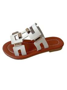 女童人字拖，一款畅销的时尚女童金属扣人字拖，独特的几何设计，防滑露趾。是小女孩外出时既酷炫又吸睛的鞋子。 - 白色 - 查看 8